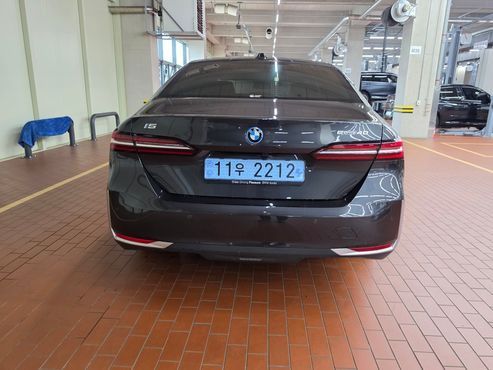 BMW i5 eDrive 40 — пробег 8 664 км — фото 4 из 5
