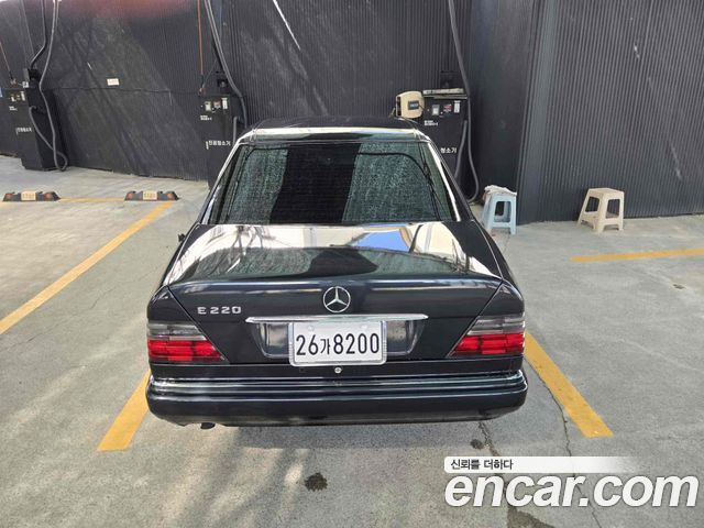 Mercedes-Benz E-Class E200 — пробег 71 000 км — фото 2 из 5