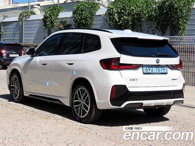 BMW iX1 eDrive 20 M Sport — пробег 1 044 км — фото 2 из 5