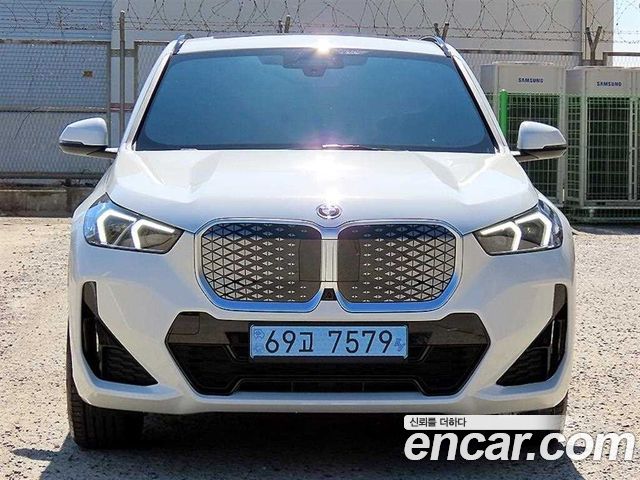 BMW iX1 eDrive 20 M Sport — пробег 1 044 км — фото 3 из 5