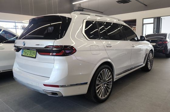 BMW X7 xDrive 40i Design Pure Excellence 7-Seater — пробег 7 041 км — фото 2 из 5