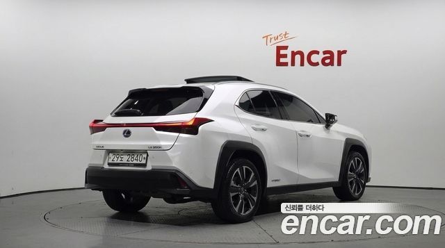 Lexus UX 2.0 AWD — пробег 85 618 км — фото 2 из 5