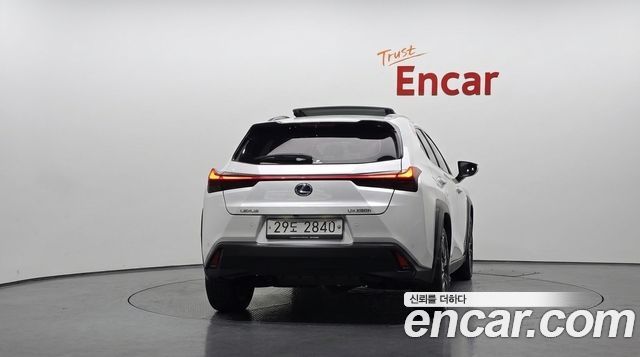 Lexus UX 2.0 AWD — пробег 85 618 км — фото 4 из 5
