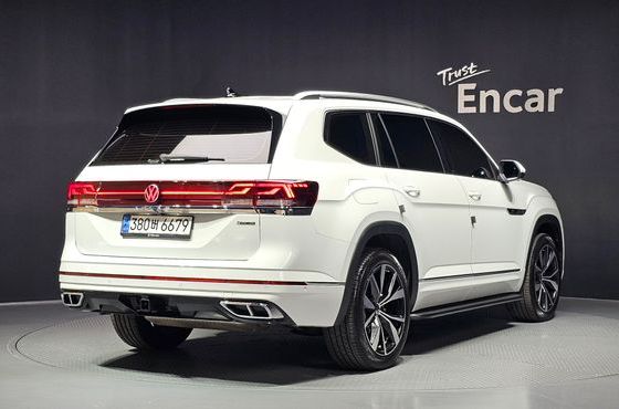 Volkswagen Atlas 2.0 TSI R-LINE 7-Seater — пробег 10 366 км — фото 2 из 5
