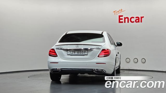 Mercedes-Benz E-Class E220d Avantgarde — пробег 116 124 км — фото 4 из 5