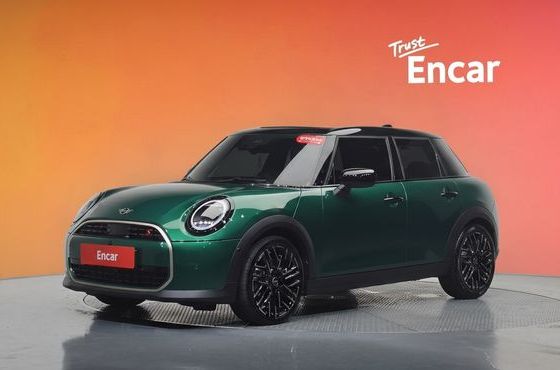 Mini Cooper 5 Door Favoured — пробег 9 741 км — фото 1 из 5