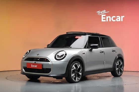 Mini Cooper 5 Door Favoured — пробег 9 568 км — фото 1 из 5