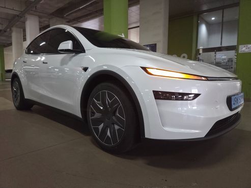 Tesla Model Y L Long Range AWD — пробег 1 758 км — фото 2 из 5