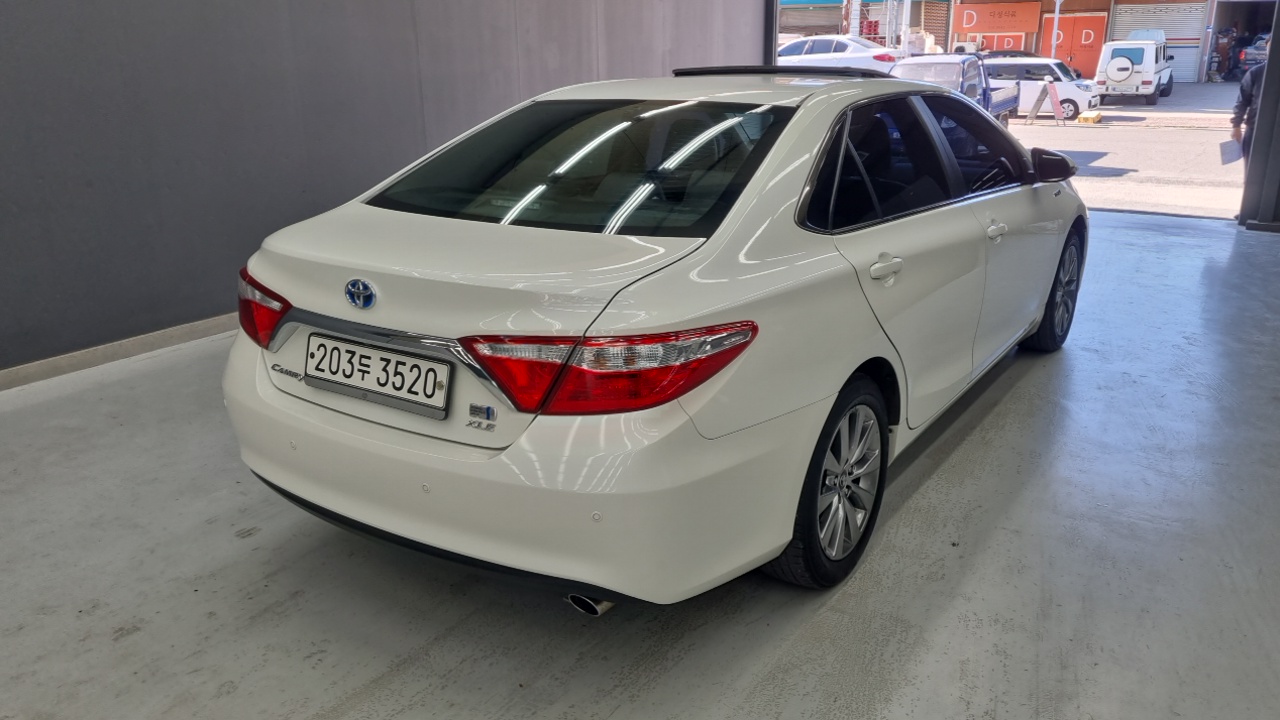 Toyota Camry Hybrid XLE — пробег 141 000 км — фото 2 из 5
