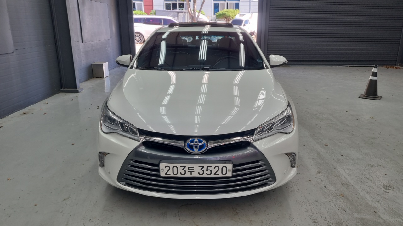 Toyota Camry Hybrid XLE — пробег 141 000 км — фото 3 из 5