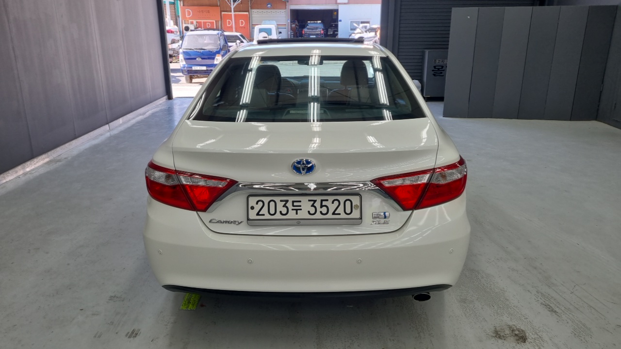 Toyota Camry Hybrid XLE — пробег 141 000 км — фото 4 из 5