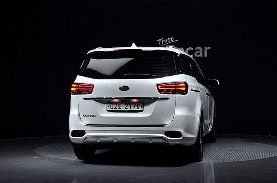Kia Carnival 9-Seater Prstige — пробег 136 300 км — фото 4 из 5