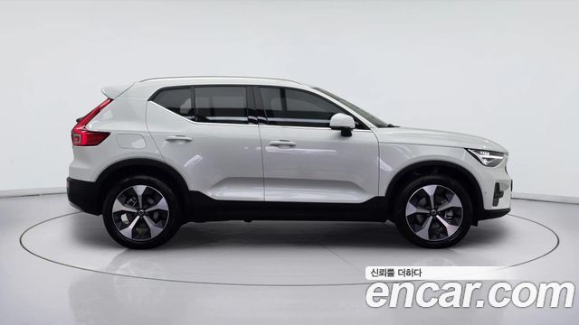 Volvo XC40 B4 Ultra Bright — пробег 9 622 км — фото 3 из 5