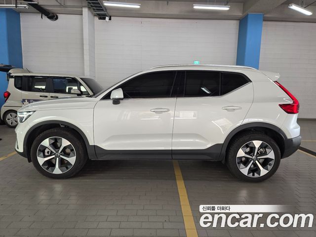 Volvo XC40 B4 Ultra Bright — пробег 9 622 км — фото 4 из 5