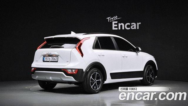 Kia Niro Prestige — пробег 4 115 км — фото 2 из 5