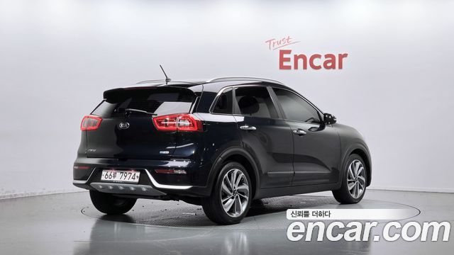 Kia Niro Prestige — пробег 127 627 км — фото 2 из 5