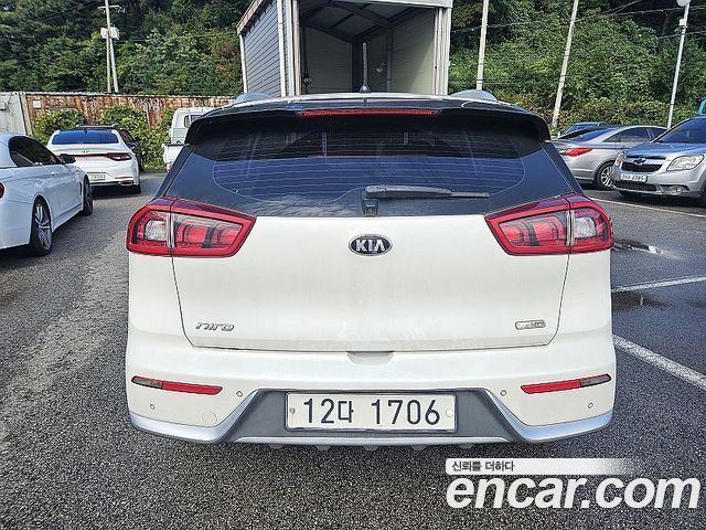 Kia Niro Prestige — пробег 167 846 км — фото 4 из 5