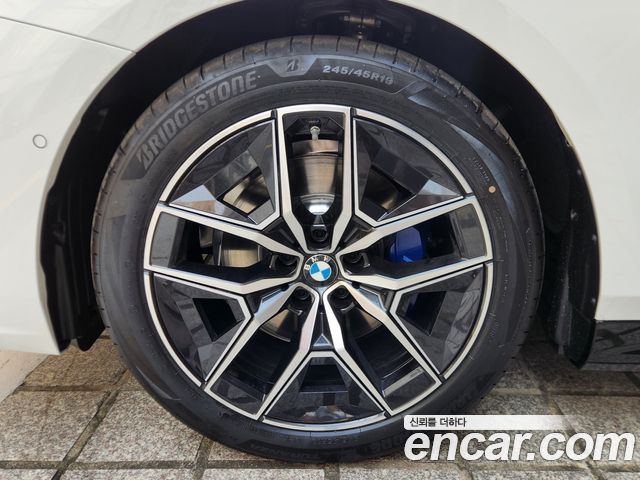 BMW 5-Series 520i M Sport — пробег 900 км — фото 5 из 5