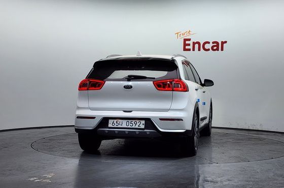 Kia Niro Prestige — пробег 124 520 км — фото 4 из 5