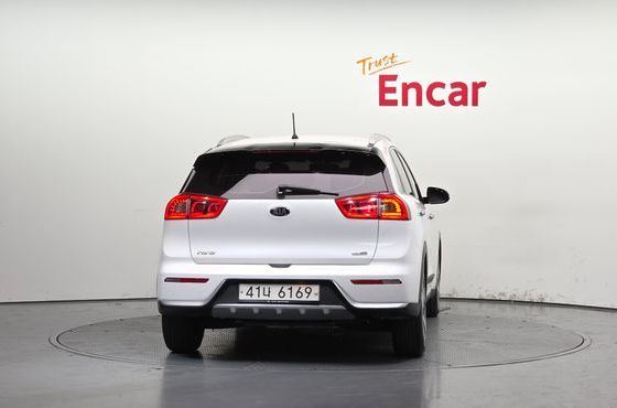 Kia Niro Prestige — пробег 242 278 км — фото 4 из 5