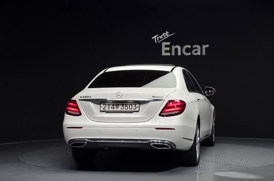 Mercedes-Benz E-Class E220d 4MATIC Exclusive — пробег 80 443 км — фото 4 из 5