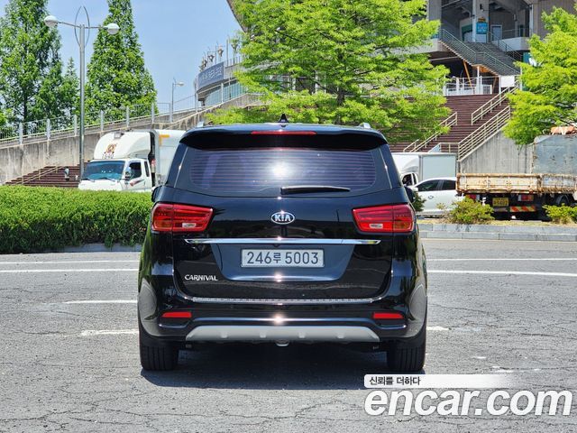 Kia Carnival 9-Seater Noblesse Special — пробег 184 000 км — фото 2 из 5