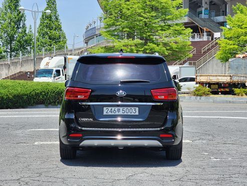 Kia Carnival 9-Seater Noblesse Special — пробег 184 000 км — фото 2 из 5