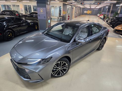 Toyota Camry 2.5 XLE Premium Hybrid — пробег 5 км — фото 1 из 5
