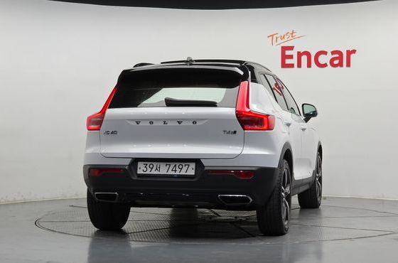 Volvo XC40 T4 R-Design — пробег 94 364 км — фото 4 из 5