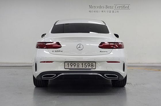 Mercedes-Benz E-Class E300d 4MATIC Coupe — пробег 96 923 км — фото 4 из 5