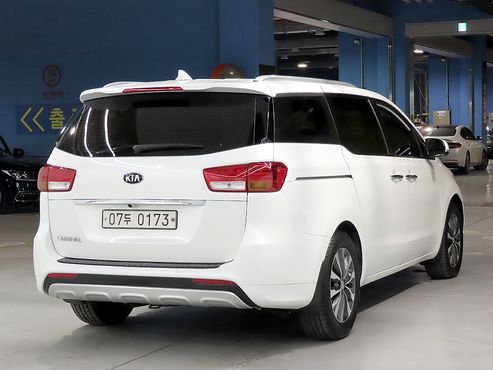 Kia Carnival 9-seater Luxury — пробег 123 307 км — фото 4 из 5