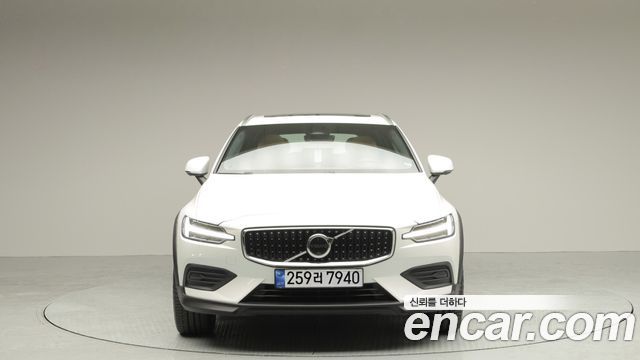 Volvo V60 B5 Ultra AWD — пробег 4 359 км — фото 2 из 5