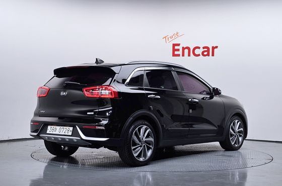 Kia Niro Prestige — пробег 105 994 км — фото 2 из 5