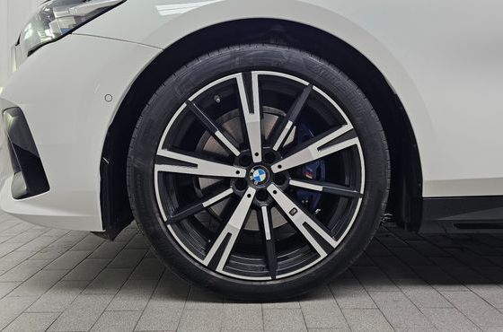 BMW 5-Series 530i xDrive M Sport — пробег 5 592 км — фото 5 из 5