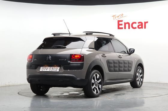 Citroen-DS C4 CACTUS 1.6 BlueHDi Shine — пробег 33 048 км — фото 2 из 5
