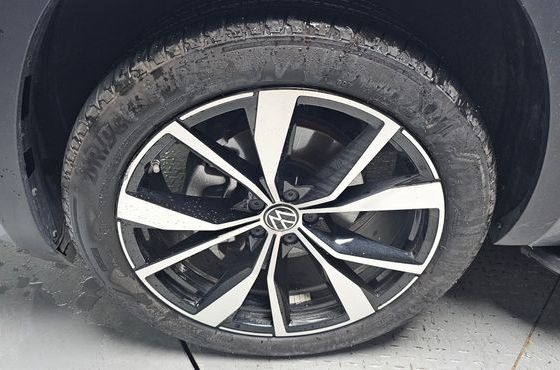 Volkswagen Atlas 2.0 TSI R-LINE 7-Seater — пробег 20 182 км — фото 5 из 5