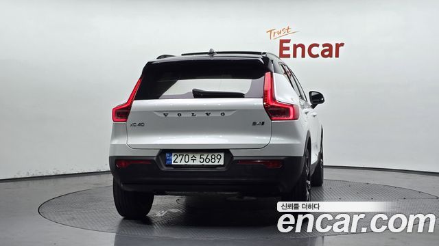 Volvo XC40 B4 R-Design — пробег 100 143 км — фото 4 из 5