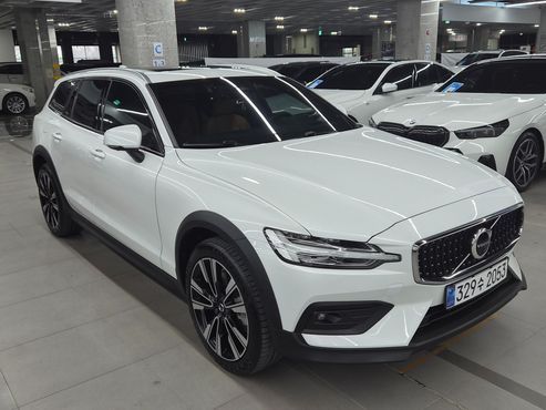 Volvo V60 B5 Ultimate AWD — пробег 28 000 км — фото 5 из 5