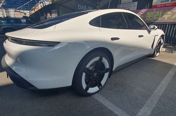 Porsche Taycan Base 4 — пробег 6 220 км — фото 2 из 5