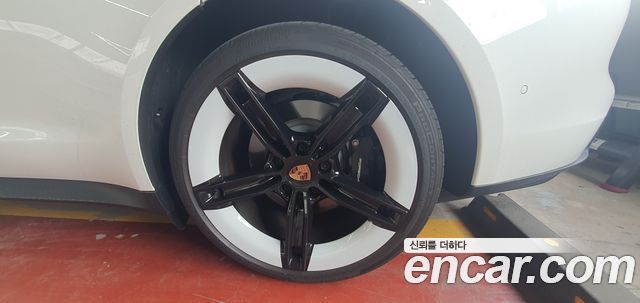 Porsche Taycan Base 4 — пробег 6 220 км — фото 5 из 5
