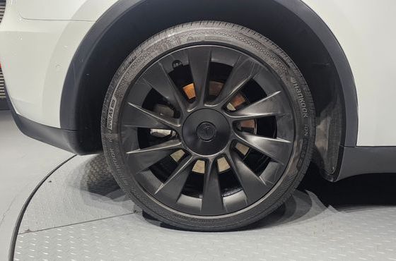 Tesla Model Y Long Range AWD — пробег 73 588 км — фото 5 из 5
