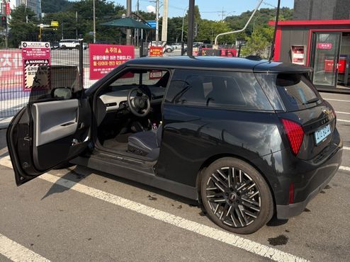 Mini Cooper SE Favoured — пробег 9 600 км — фото 1 из 5