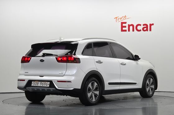 Kia Niro Luxury — пробег 133 257 км — фото 2 из 5