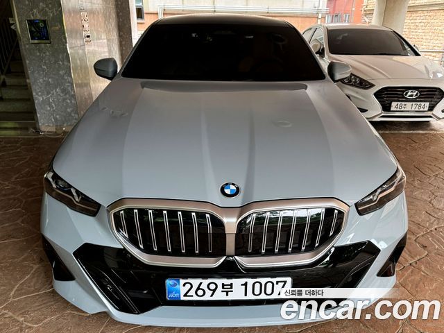 BMW 5-Series 520i M Sport — пробег 4 300 км — фото 1 из 5