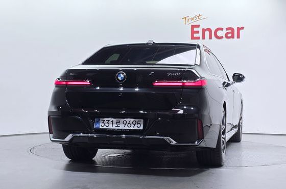BMW 7-Series 740i xDrive M Sport — пробег 5 437 км — фото 4 из 5