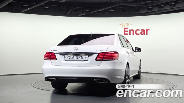 Mercedes-Benz E-Class E220 Bluetec Avantgarde Sport — пробег 306 223 км — фото 4 из 5
