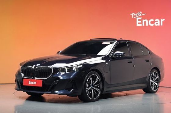 BMW 5-Series 530e M Sport — пробег 30 065 км — фото 1 из 5
