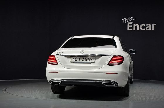 Mercedes-Benz E-Class E220d Avantgarde — пробег 133 611 км — фото 4 из 5