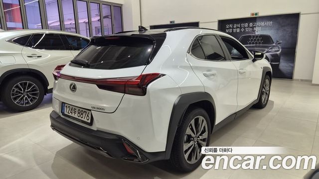 Lexus UX 2.0 F-Sport 2WD — пробег 5 495 км — фото 2 из 5