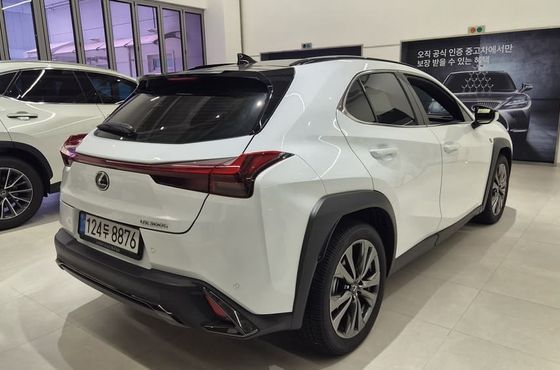 Lexus UX 2.0 F-Sport 2WD — пробег 5 495 км — фото 2 из 5